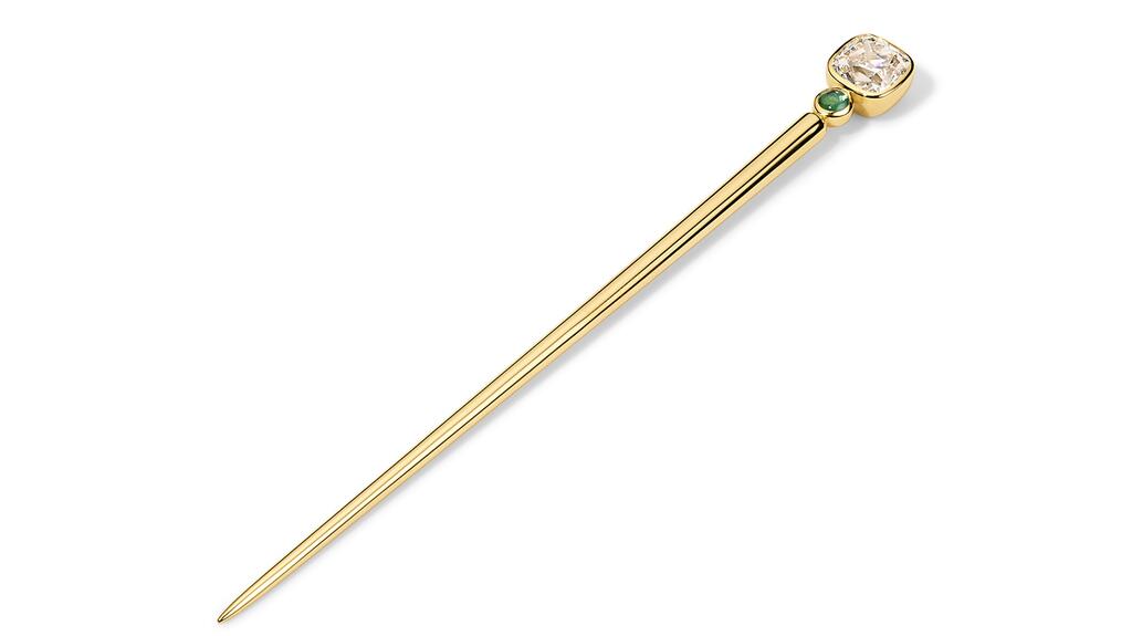 Le bâton à cheveux « Lady » présente un diamant taille ancienne de 3,24 carats rehaussé par un cabochon rond de tourmaline verte serti dans de l'or jaune 18 carats (59 600 $). Bâton à cheveux pour femme Jade Ruzzo