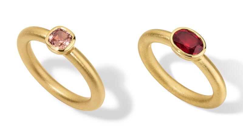 Les bagues « Lady » en or jaune 18 carats à la finition satinée ont été construites pour s'empiler. À gauche se trouve la version en grenat de Malaisie taille coussin de 0,56 carat (5 800 $) et, à droite, une version en rubis taille ovale de 1,12 carat (15 600 $). Bagues Dame Jade Ruzzo