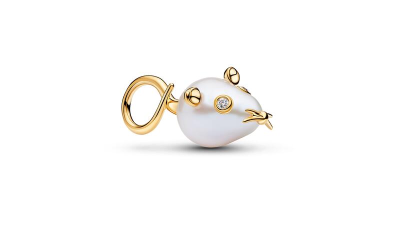 Un charm pendentif souris en perles baroques, avec des yeux en zircone cubique et des détails plaqués or 14 carats Charm pendentif perle baroque souris Pandora