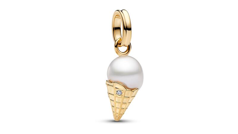 Un charm pendentif en perles baroques en forme de cornet de glace. La collection a été créée aux côtés du styliste et créatif britannique Harry Lambert. Charm pendentif perle baroque cornet de glace Pandora