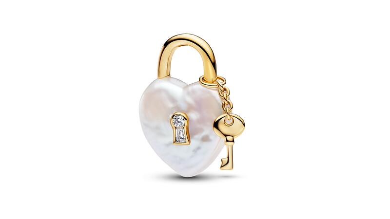 Une perle baroque en forme de cœur est au centre de ce charm médaillon. Charm pendentif en perles baroques avec médaillon coeur Pandora