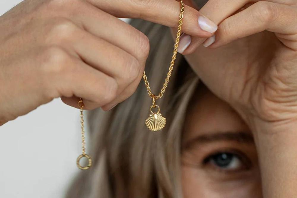 Collier femme avec pendentif coquillage