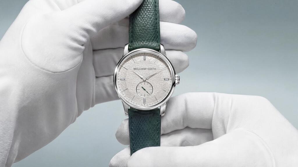 Le modèle « Winter Solstice » est doté d'index baguette en diamants synthétiques, d'un cadran en forme de moule à tarte aux neiges et d'un bracelet en cuir de veau vert (4 995 $) Montre Brilliant Earth pour le solstice d'hiver