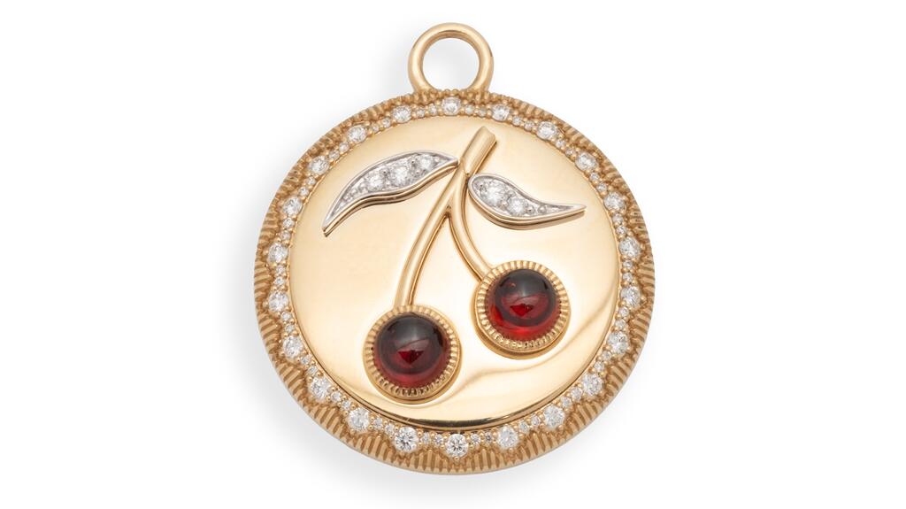 Le médaillon « Londres » exclusif de Foundrae en or jaune 18 carats avec 1,90 carats de grenats cabochons comme cerises et 0,46 carats d'accents de diamants n'est disponible qu'à cet endroit (8 500 $). Médaillon exclusif Foundrae London