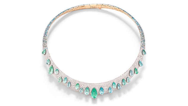 Le tour de cou « Drops of Paraíba » présente 21 tourmalines Paraíba taille poire totalisant 20,15 carats serties contre 1 092 diamants et 579 tourmalines Paraíba en or rose 18 carats. Pomellato Collier Gouttes de Paraíba