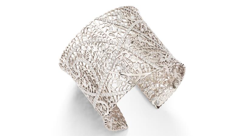 Un bracelet « Arabesque » en or blanc 18 carats avec 18 diamants taille fantaisie rehaussés de 706 diamants supplémentaires Bracelet Pomellato Arabesque