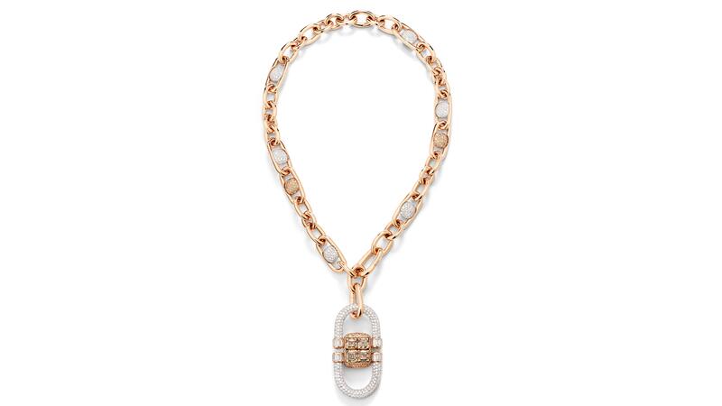 Le collier « Attache » centre quatre diamants bruns taille émeraude totalisant 6,74 carats sur le pendentif et est rehaussé de 36 diamants blancs taille baguette, 650 diamants blancs et 683 diamants bruns en or rose 18 carats. Collier Attaché Pomellato