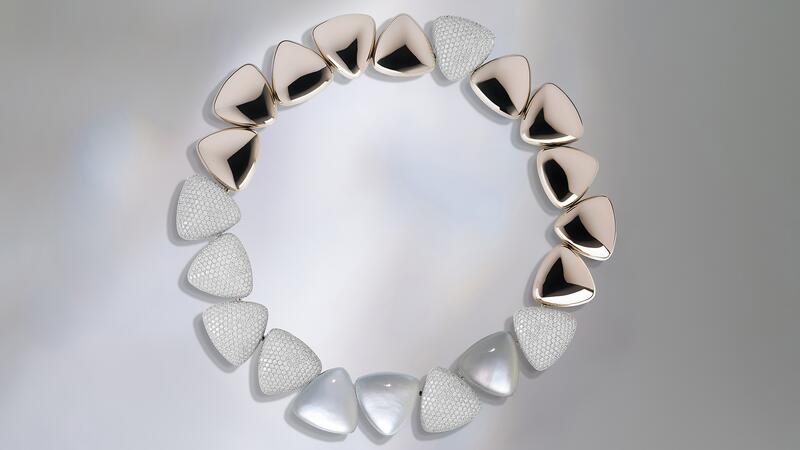 Un autre style de collier « Freccia », en or blanc poli miroir et pavé de diamants sur les éléments triangulaires, présente de la nacre et du cristal de roche en or blanc. Collier Vhernier Freccia