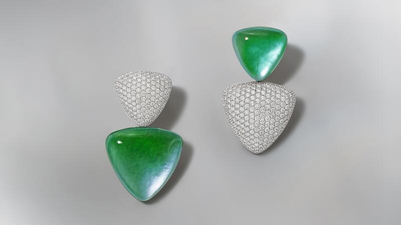 Une paire de boucles d'oreilles « Freccia » en jade vert, nacre, cristal de roche, diamants et or blanc. Les gouttes peuvent se détacher de la pièce et les transformer en clous. Boucles d'oreilles Haute Joaillerie Vhernier Freccia