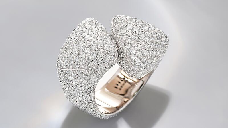 Cette bague « Freccia » est issue d'une parure sans pierres précieuses de couleur. Il se concentre sur un pavage de diamants complet sur des motifs triangulaires en or blanc. Bague Freccia Vhernier