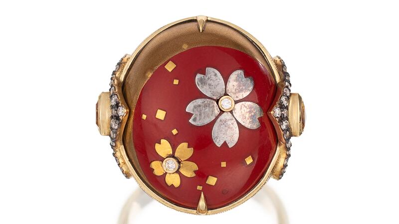 La bague « Shibayama » en nacre avec des détails en or jaune 18 carats et des accents de diamants Bague Shibayama Silvia Furmanovich