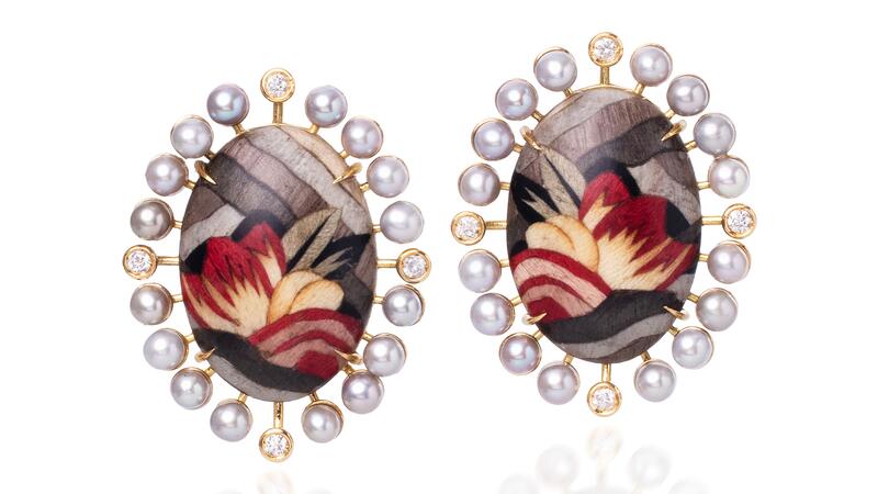 Boucles d'oreilles réalisées en marqueterie avec un motif floral dans les tons rouge, gris et noir et entourées de diamants et de perles en or jaune 18 carats Boucles d'oreilles fleurs en marqueterie Silvia Furmanovich