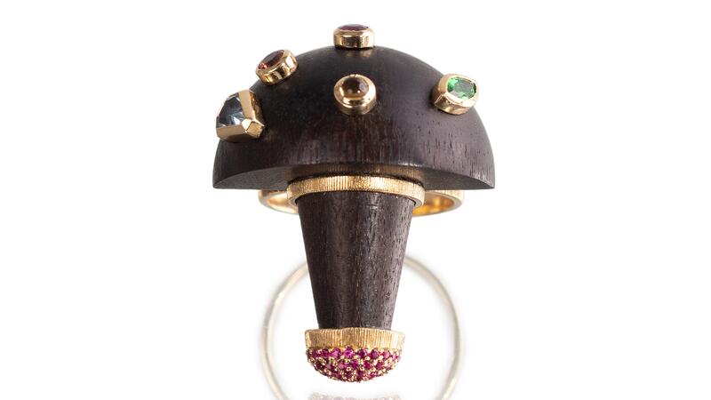 La bague sculptée « Brauna » en forme de champignon avec diamant, topaze céleste, spessartite, citrine, rubis et tsavorite en or jaune 18 carats Bague champignon sculptée Silvia Furmanovich Brauna