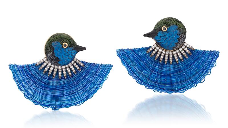 Une paire de boucles d'oreilles oiseaux en céramique ornées de crin de cheval, de diamants et d'or jaune 18 carats Boucles d'oreilles oiseaux en céramique Silvia Furmanovich