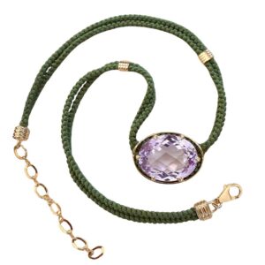 Les pendentifs en cordon de soie de Courtney Leidy centrent des associations inattendues