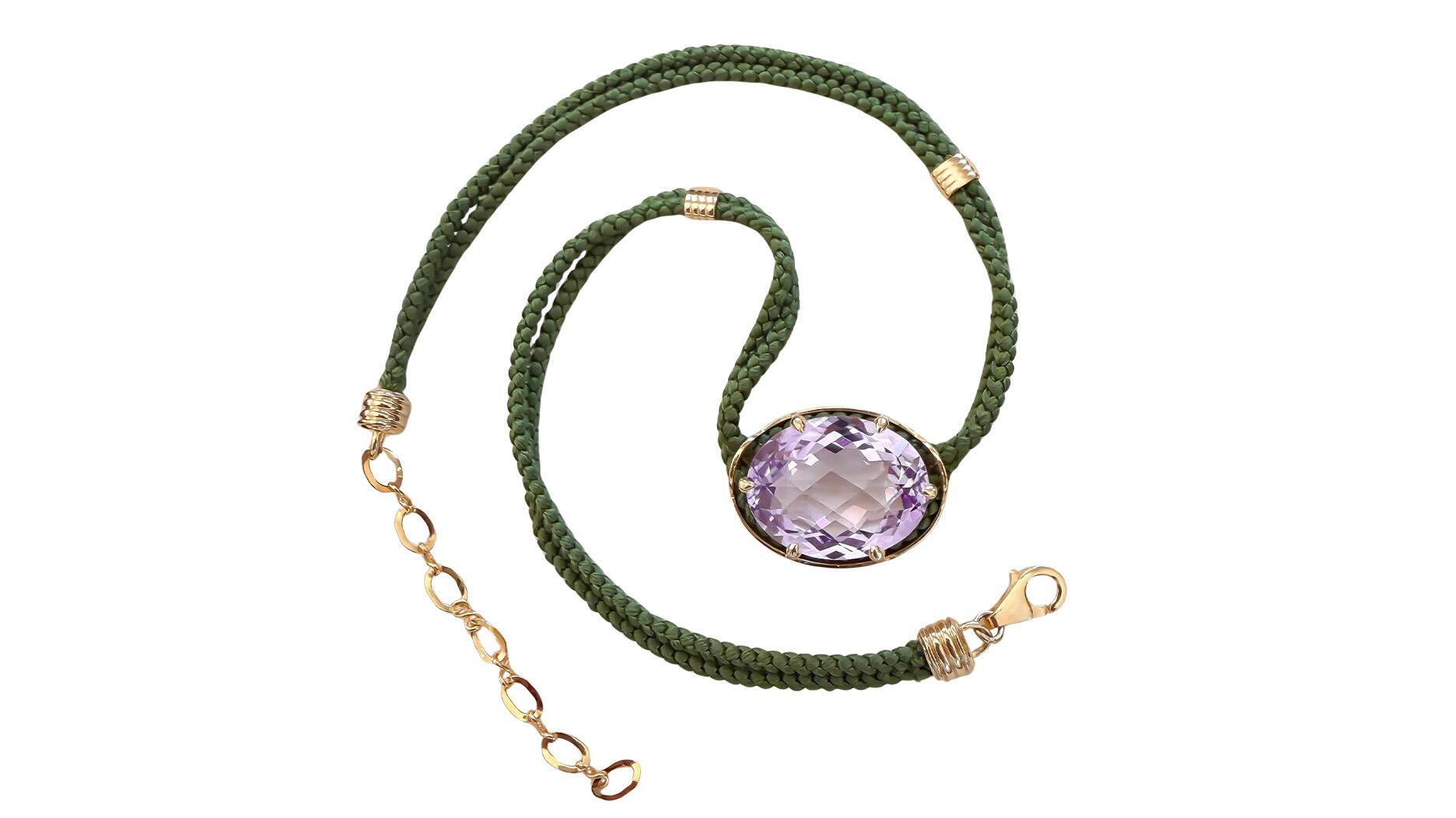 Les pendentifs en cordon de soie de Courtney Leidy centrent des associations inattendues