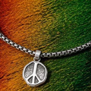 Le musicien Carlos Santana lance une marque de bijoux