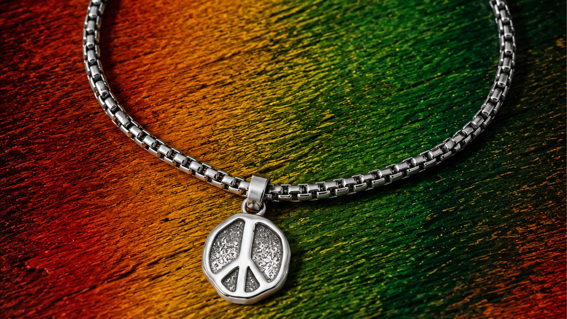 Le musicien Carlos Santana lance une marque de bijoux