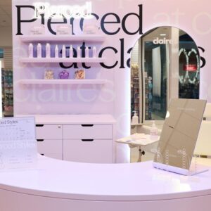Claire's réorganise ses services de perçage pour la deuxième fois en trois ans