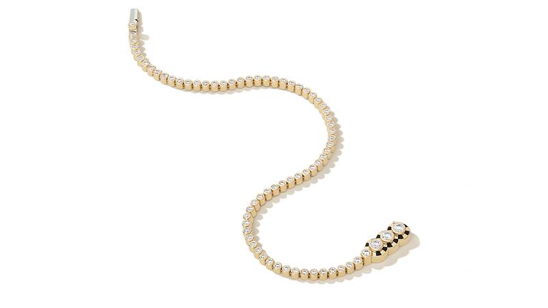 Dans le bracelet tennis « Lorenz » en or jaune 18 carats, les diamants sertis clos sont censés symboliser un fleuve de lumière ininterrompu. Les trois plus gros diamants sont rehaussés d'émail noir de jais et représentent des ondulations (6 840 $). Bracelet Tennis Lorenz Propriété de l'État