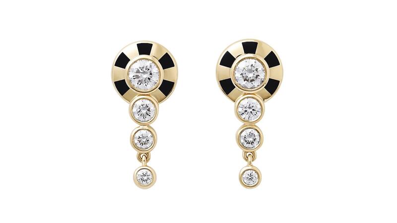 Une paire de boucles d'oreilles à franges « Lorenz » ornées de diamants de 0,74 carats sertis dans de l'or jaune 18 carats avec émail noir de jais (4 600 $). Le thème du mouvement se retrouve dans les plus petits diamants qui oscillent lorsque le porteur bouge. Boucles d'oreilles à franges Lorenz, propriété de l'État