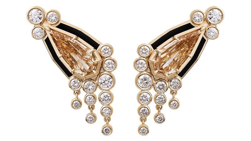 Les boucles d'oreilles Honey Diamond « Sanssouci Bloom » présentent des diamants brun miel taille poire totalisant 2,28 carats, accentués par 1,04 carats de diamants blancs et un émail noir de jais sur de l'or jaune 18 carats (prix sur demande). Propriété de l'Etat Sanssouci Bloom Miel Diamant