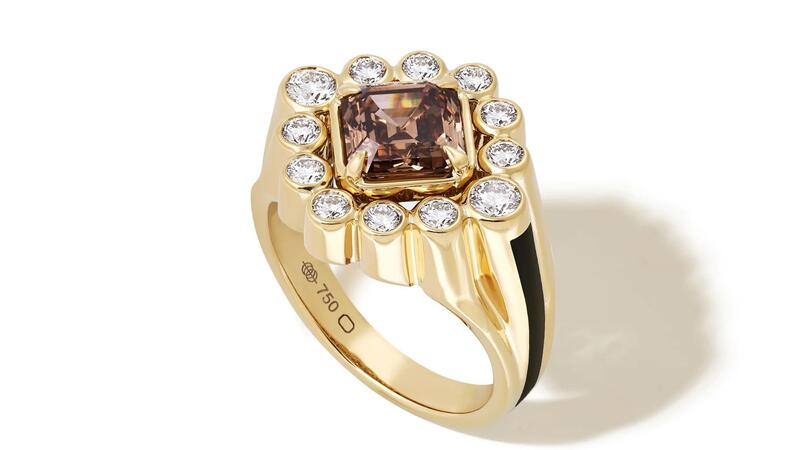 La bague Whiskey Diamond « Sanssouci Bloom » centre un diamant brun taille Asscher de 2,03 carats entouré de 0,74 carats de diamants blancs sertis clos en or jaune 18 carats avec une bande d'émail noir de jais (prix sur demande). Bague Diamant Whisky Bloom Sanssouci Propriété de l'État