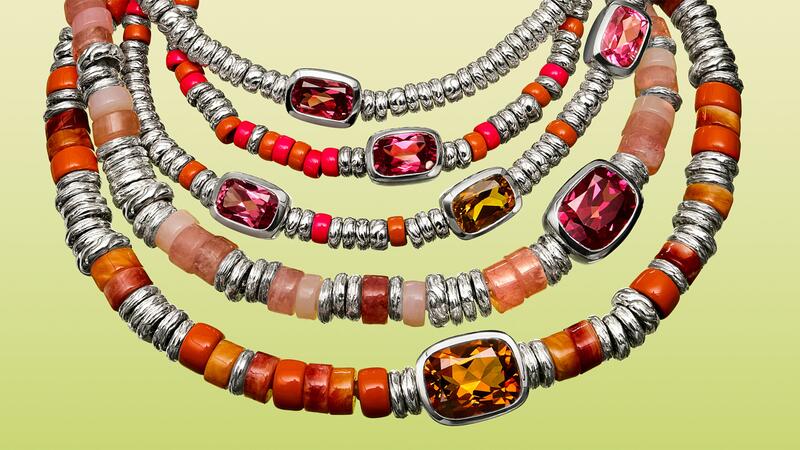 Dans la nouvelle ligne « Heishi » se trouvent des pièces centrées sur la rhodolite taille coussin, la citrine orange et la tourmaline rose aux côtés de perles en pierre dure, en émail et en argent sterling. Bracelets à pierres précieuses Heishi John Hardy