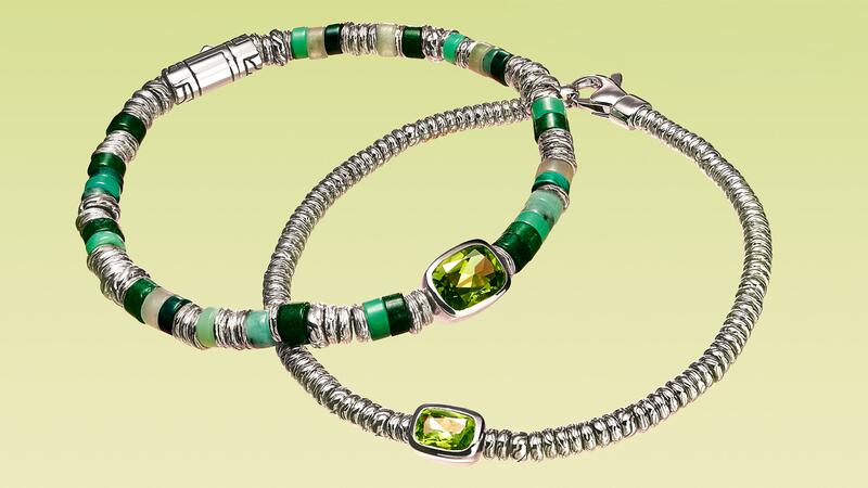 Le bracelet de pierres précieuses « Heishi » (à gauche) présente un péridot taille coussin ainsi que des perles d'émeraude, de malachite, de quartz vert, de chrysoprase, d'aventurine verte et d'argent sterling (1 095 $), tandis que le bracelet de pierres précieuses « Heishi » à droite associe le péridot avec uniquement des perles en argent sterling (795 $). Bracelets à pierres précieuses Heishi John Hardy