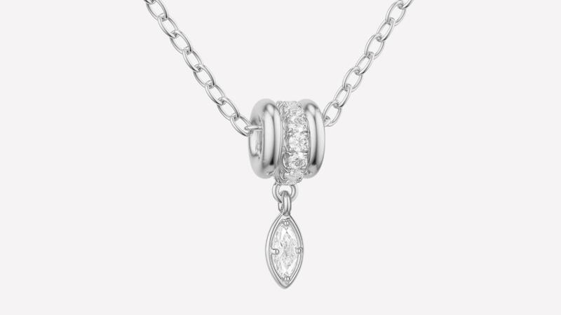 Le collier « Vesta » avec une breloque en diamant taille marquise et pavé de diamants en argent sterling (1 500 $) Collier Spinelli Kilcollin Vesta