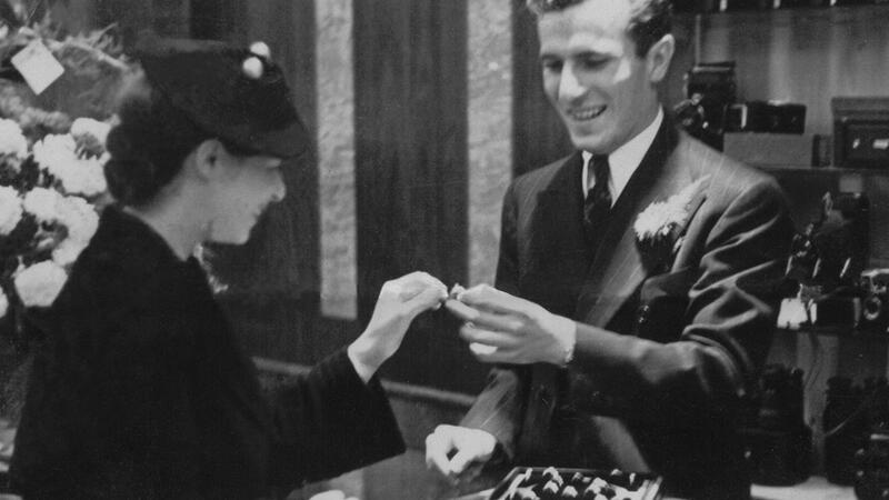 Genna Zimmer se souvient que des inconnus racontaient comment la gentillesse de son grand-père avait influencé leur vie. Bill Zimmer au comptoir de bijoux