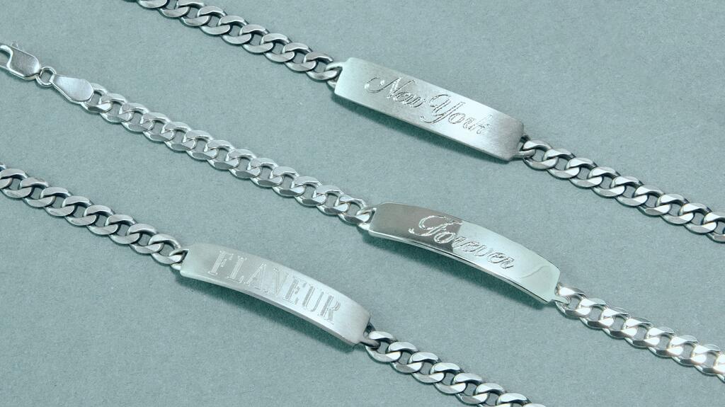 Les bracelets d'identification « Century » comportent une chaîne gourmette en argent sterling (228 $). Bracelet Century ID de la collection Catbird pour hommes
