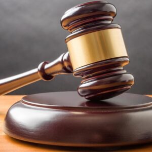 L'épouse d'un homme reconnue coupable du meurtre d'un bijoutier et condamnée pour complot