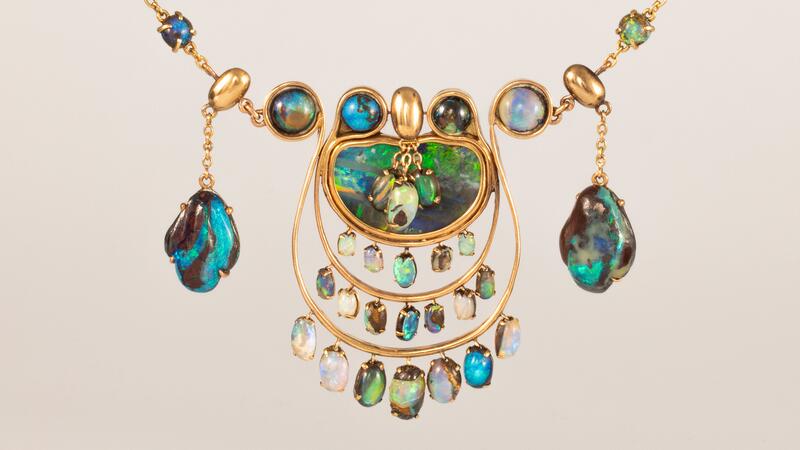 Un collier en or et opale, vers 1900, par Louis Comfort Tiffany. (Crédit image : Michael Tropea) Collier opale dorée Louis Comfort Tiffany