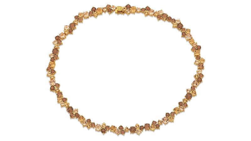 Dans la collection « Champagne Cheers » se trouve un grand collier de cocktail avec topaze fumée, morganite pêche, topaze fumée profonde et topaze champagne en or jaune 14 carats (27 000 $) Sydney Evan Champagne Cheers Grand collier de cocktail en pierre