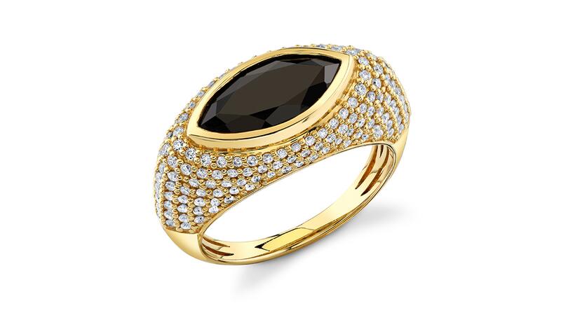 Cette bague en or jaune 14 carats présentant un spinelle noir taille marquise entouré d'un pavé de diamants fait partie de la collection « Tuxedo » (6 270 $). Bague pavée de pierres œil de marquise à facettes Sydney Evan Tuxedo