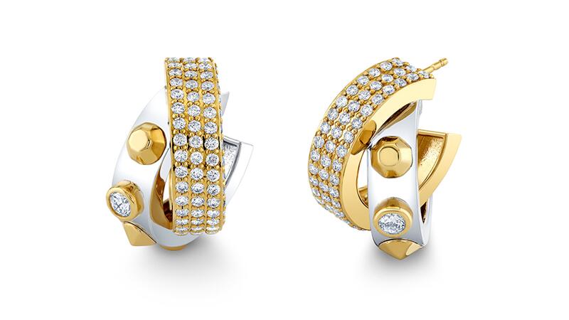 Les boucles d'oreilles doubles créoles « Punk » comportent un cerceau en or blanc 18 carats avec des clous en or jaune et sont entourées d'un cerceau en or jaune 18 carats avec pavé de diamants. La pièce fait partie de la collection « Classic Punk » (9 800 $). Boucles d'oreilles doubles cloutées Sydney Evan Classic Punk Punk