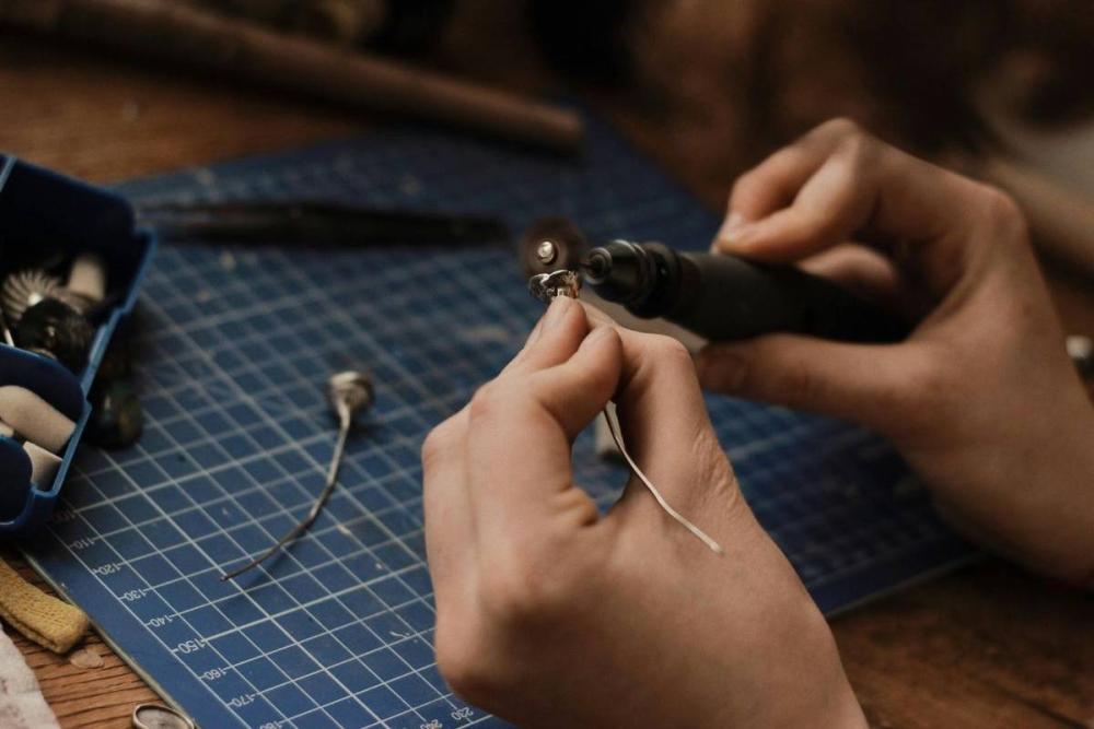 Nettoyer des bijoux en argent chez un bijoutier