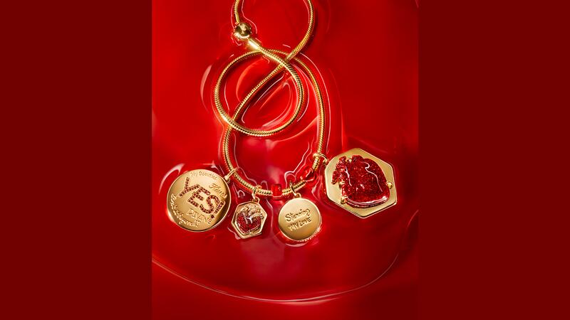 Les médaillons comportent des paroles de Pat McGrath, notamment « Stunning, My Love ». Bijoux Pandora Pat McGrath