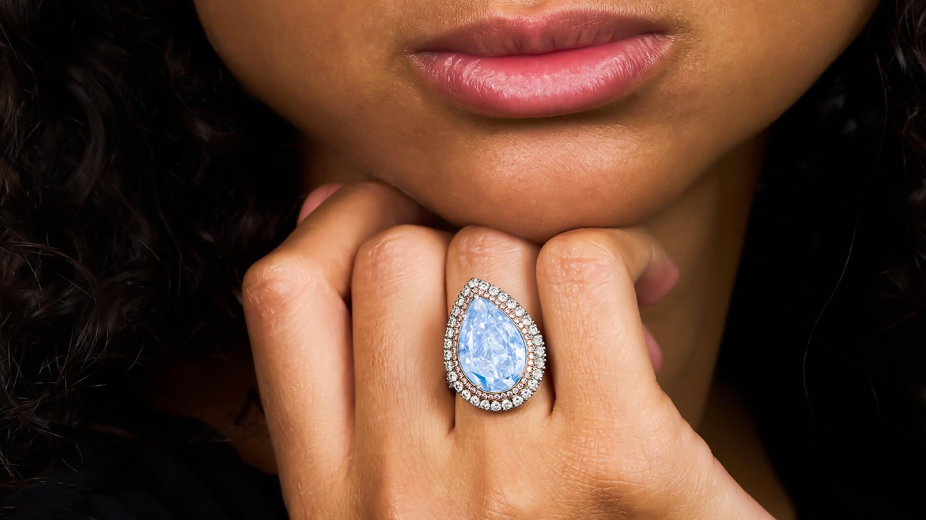 Un diamant bleu de 8 carats se dirige vers une vente aux enchères de bijoux au Royaume-Uni