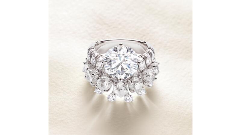 La bague « Echo », présentant le motif de vague emblématique de la parure, centre un diamant « œuvres d'art naturelles » impeccable de couleur D de 5,21 carats avec des diamants blancs bruts et des diamants taille brillant en or blanc 18 carats. Bague Echo haute joaillerie De Beers London Vibrations
