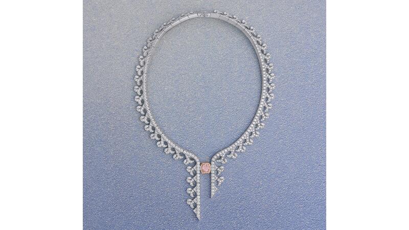 Le collier « Shimmer », réalisé en or blanc et rose 18 carats, est centré sur un diamant rose violet intense fantaisie de 2,07 carats, taille radiant, en provenance du Botswana, serti parmi des diamants taille brillant et taille marquise. Collier Shimmer haute joaillerie De Beers London Vibrations