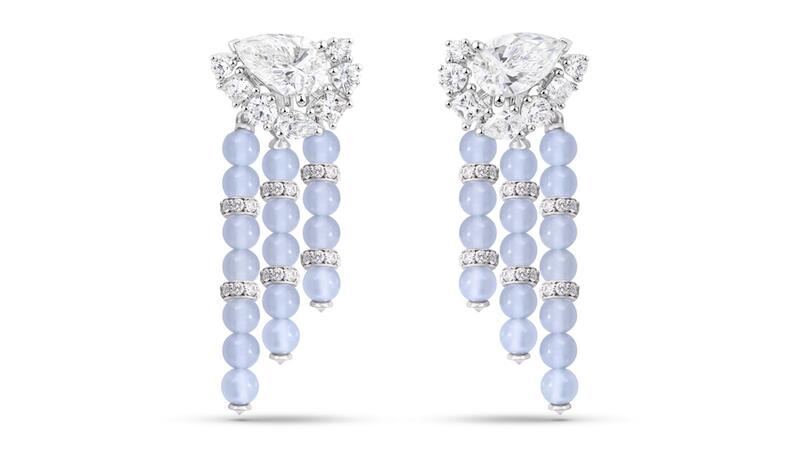 Une paire de boucles d'oreilles « Cascade » en or blanc 18 carats avec un pompon amovible de perles de calcédoine. Chacune est sertie d'un diamant taille poire de 1,51 carat, ainsi que de diamants taille brillant, princesse et poire. Boucles d'oreilles Cascade haute joaillerie De Beers London Vibrations
