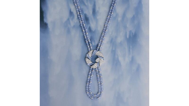 Le collier « Cascade », réalisé en or blanc 18 carats, comporte un diamant taille poire, couleur E, VS1 de 2,23 carats, ainsi que des diamants taille brillant, taille baguette, taille princesse et taille poire, ainsi que des perles de calcédoine. Collier Cascade haute joaillerie De Beers London Vibrations