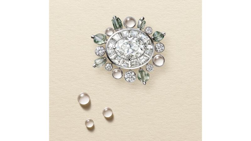 La bague cocktail « Undulation », réalisée en or blanc 18 carats, est sertie d'un diamant de couleur G de taille ovale de 3,08 carats, d'un diamant VS1 et de diamants verts bruts, ainsi que de diamants taille baguette, taille brillant et taille cabochon. De Beers London Vibrations haute joaillerie Bague Ondulation
