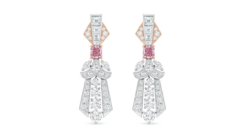 Les boucles d'oreilles pendantes « Shimmer » sont réalisées en or blanc et rose 18 carats. La paire comprend deux diamants Argyle taille radiant : un diamant fantaisie rose foncé de 0,67 carat et un diamant fantaisie rose violacé vif de 0,71 carat, rehaussés de diamants taille brillant, taille baguette et taille marquise. Boucles d'oreilles haute joaillerie De Beers London Vibrations Shimmer