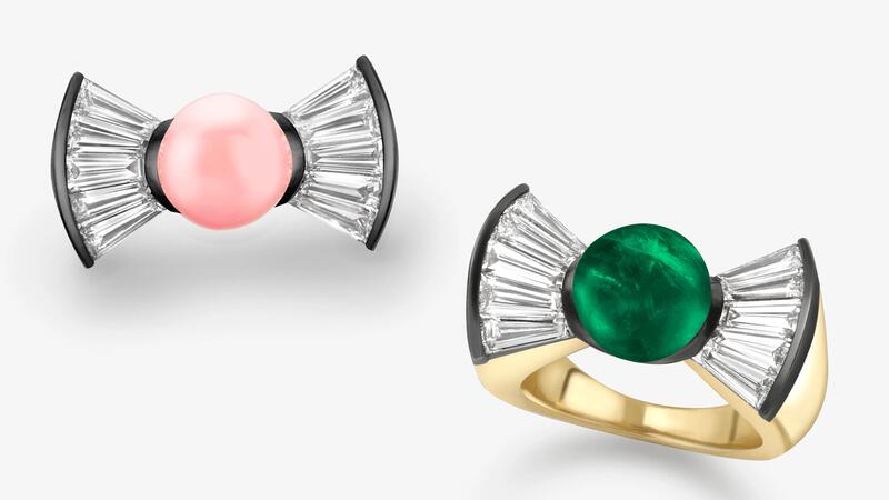Deux bagues « Bows » en or jaune 18 carats et blanc noirci ornées de 2 carats de diamants taille baguette effilés avec une perle conque (69 500 $), à gauche, ou une émeraude (76 500 $), à droite, au centre. Jessica McCormack présente des bagues en diamant et en perles de conque ou en émeraude