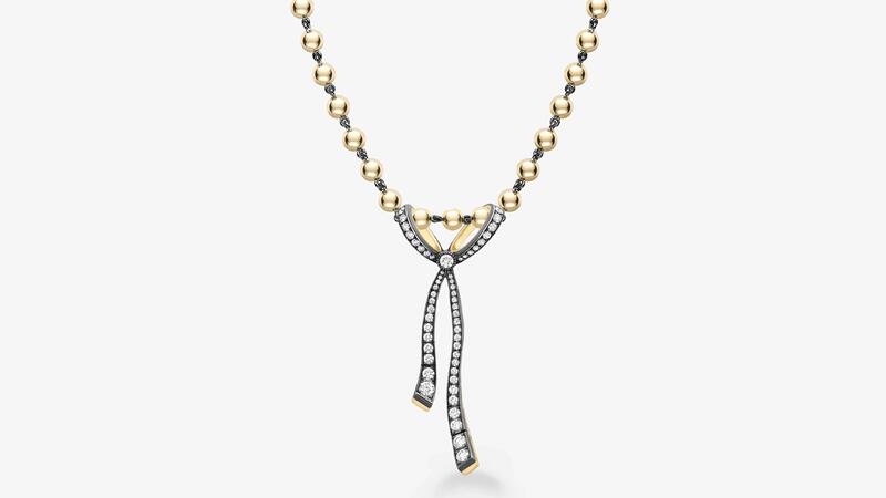 Le pendentif « Bows Ribbon » avec 1,56 carats de diamants ronds brillants en jaune 18 carats avec griffes en or blanc noirci et montures milgrain (22 250 $) porté sur un collier « Ball n Chain » (38 000 $) Jessica McCormack Bows Grand pendentif diamant et ruban