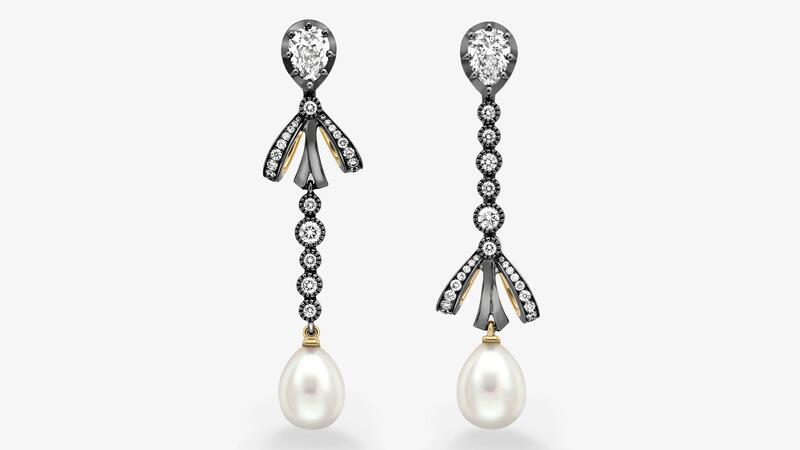 Une paire de boucles d'oreilles asymétriques « Bows », chacune avec un diamant taille poire de 0,70 carat dans une monture taillée de style géorgien et 0,32 carat de diamants ronds brillants dans une monture milgrain en or jaune et blanc noirci 18 carats avec une goutte de perle (39 000 $) 7-20260928_Jessica McCormack Boucles d'oreilles asymétriques à nœud.jpg
