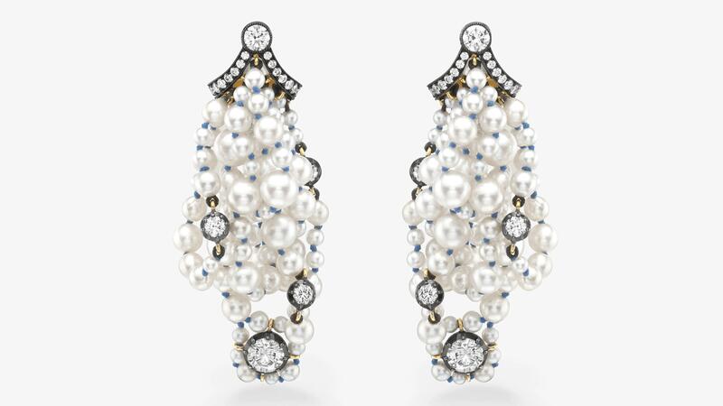 Les boucles d'oreilles « Bows Bunched » comportent des rangs de perles rehaussés de deux diamants ronds brillants de 1,30 carats dans une monture taillée de style géorgien, de deux diamants ronds brillants de 0,50 carats dans une monture milgrain et de diamants ronds brillants supplémentaires dans des sertissages griffes et milgrain pour un total de 5,80 carats en or jaune et blanc noirci 18 carats (prix sur demande). Jessica McCormack présente des boucles d'oreilles groupées en diamants et perles